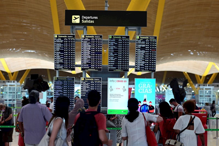 Imagen de viajeros en el aeropuerto Adolfo Suárez-Madrid Barajas