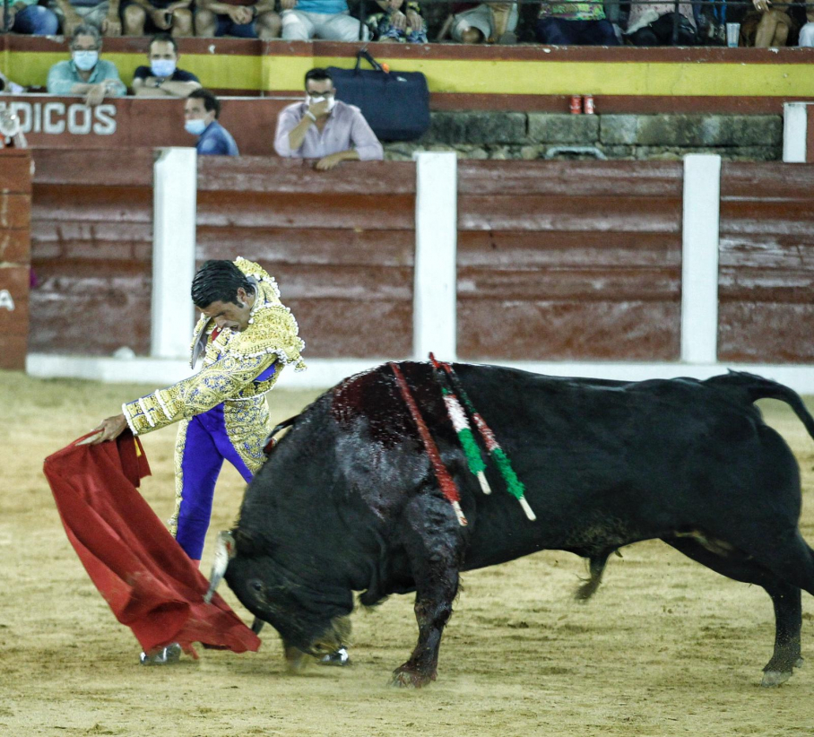 Emilio de Justo, en una de sus tres faenas de la tarde en Plasencia