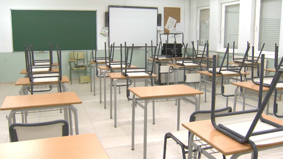 aula vacía en un centro escolar extremeño