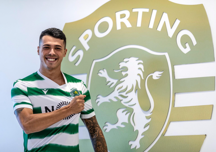 Pedro Porro, posando junto al escudo de su nuevo club