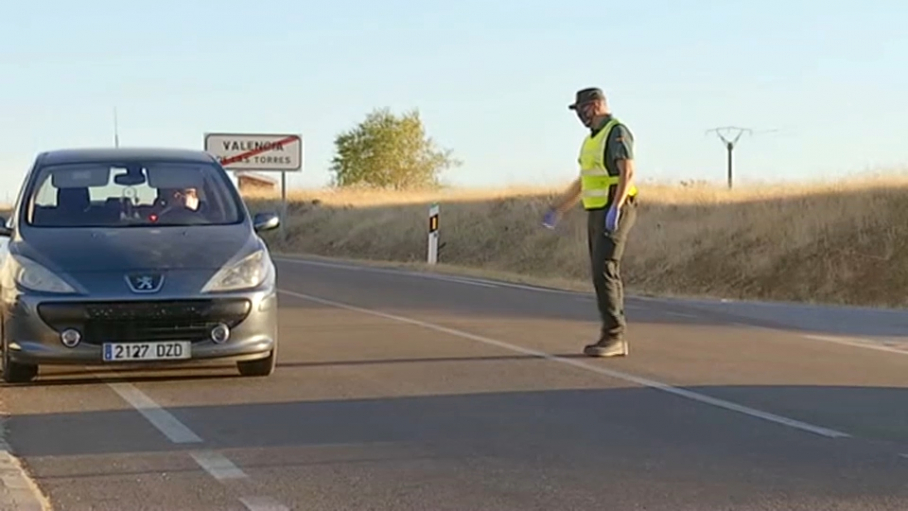 Un guardia civil para un vehículo en la salida de Valencia de las Torres 