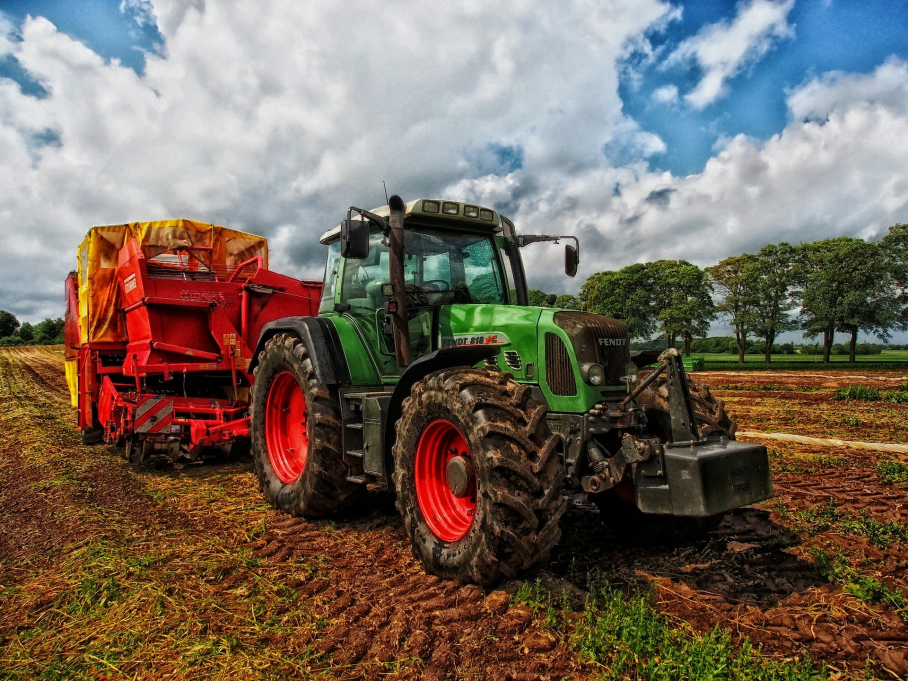 Imagen de un tractor con un mezclador de grano