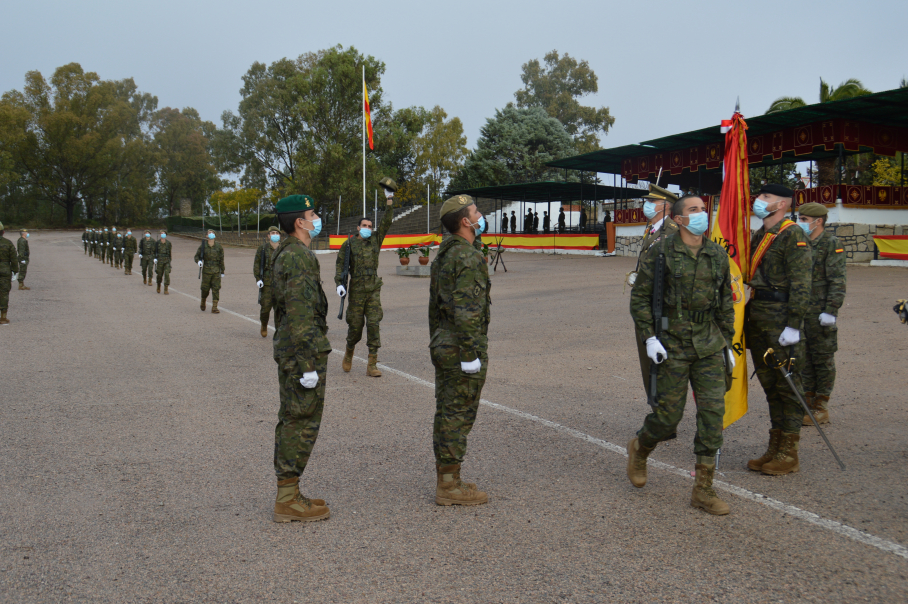 Soldados jurando bandera en el CEFOT de Cáceres