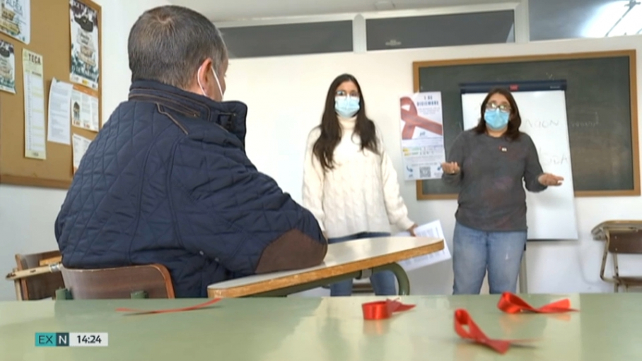Un usuario atiende a una charla en la Asociación Nueva Vida