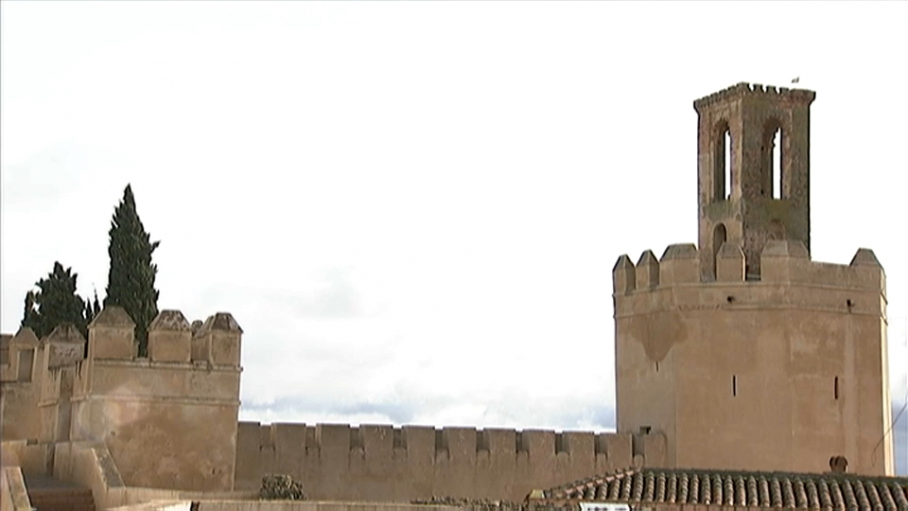 La campana dejó de tañir en la Torre de Espantaperros en 1856. Perfil de la Torre de Espantaperros de Badajoz con su campanario vacío.