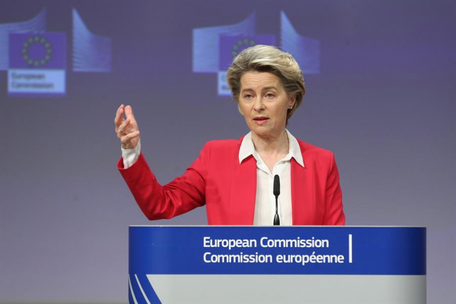 La presidenta de la Comisión Europea, Ursula Von der Leyen, da una prensa sobre la estrategia de vacunas de la UE en Bruselas, Bélgica, el 8 de enero de 2021