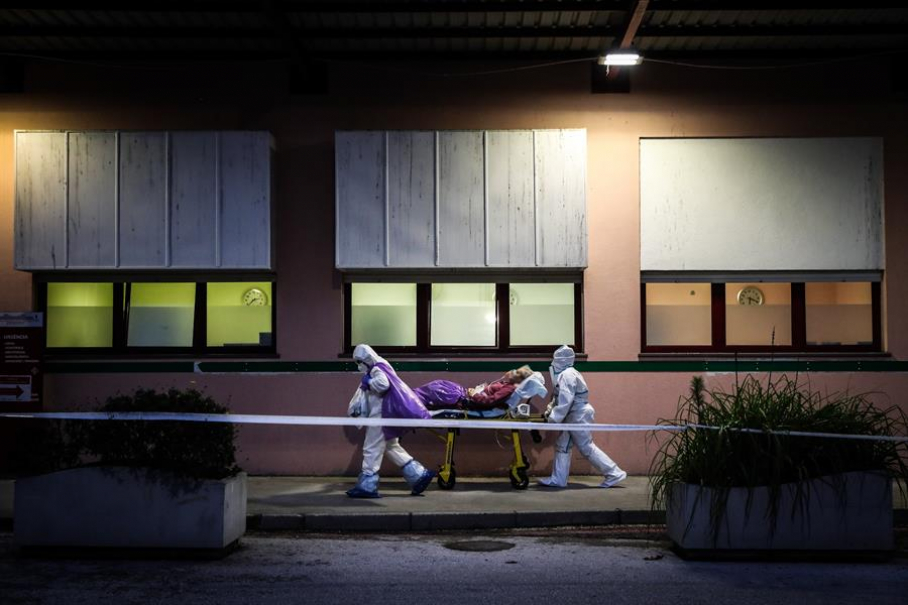 Dos sanitarios del hospital Amadora de Sintra (Portugal) trasladan a un paciente