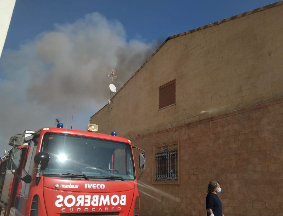Bomberos en un incendio en Campillo de Llerena