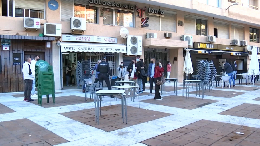 La policía local de Badajoz vigila el cumplimiento del horario de cierre en los bares del centro