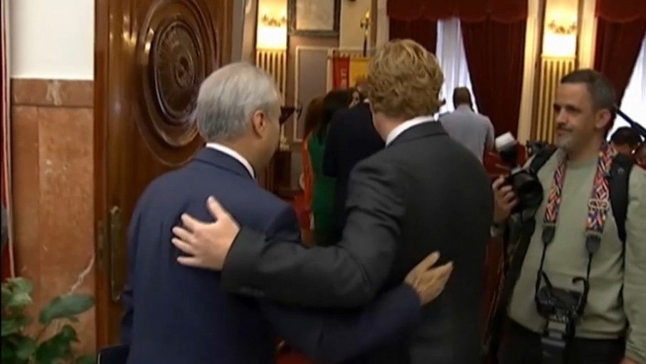 Fran Fragoso e Ignacio Grajera se saludan en el ayuntamiento de Badajoz