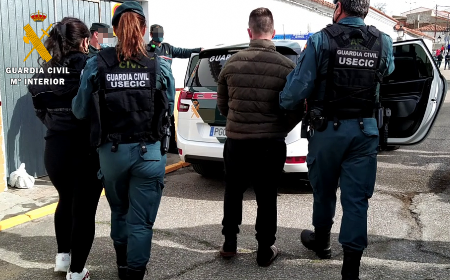 Agentes de la Guardia Civil trasladando a dos de los detenidos