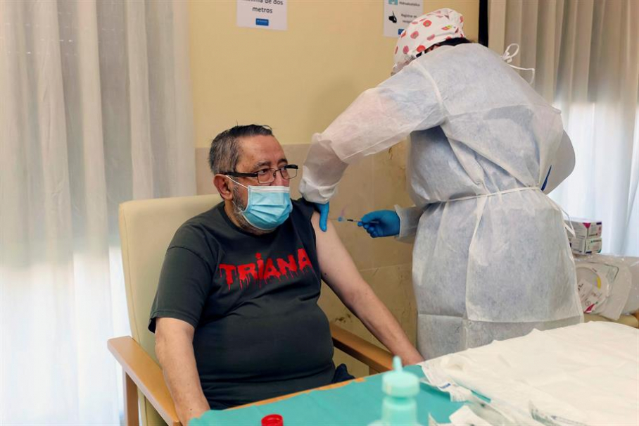 Vicente Mirón fue el primer extremeño en recibir la vacuna