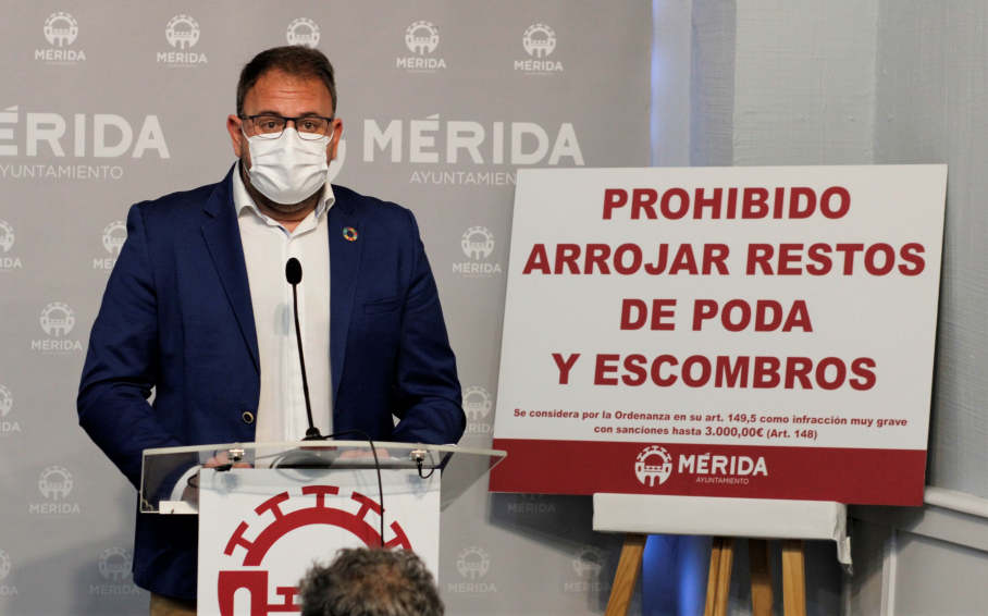 Antonio Rodríguez Osuna. Alcalde de Mérida en rueda de prensa