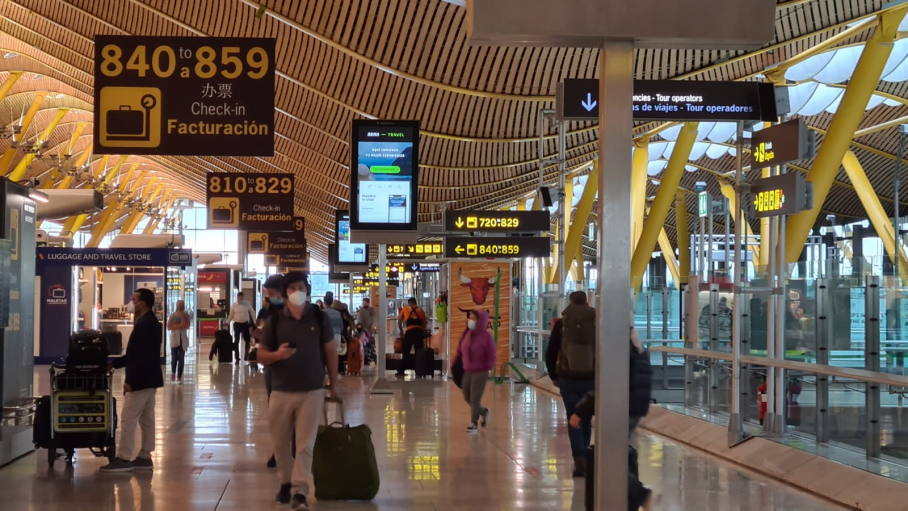 Viajeros en el aeropuerto de Madrid-Barajas Adolfo Suárez, esta mañana
