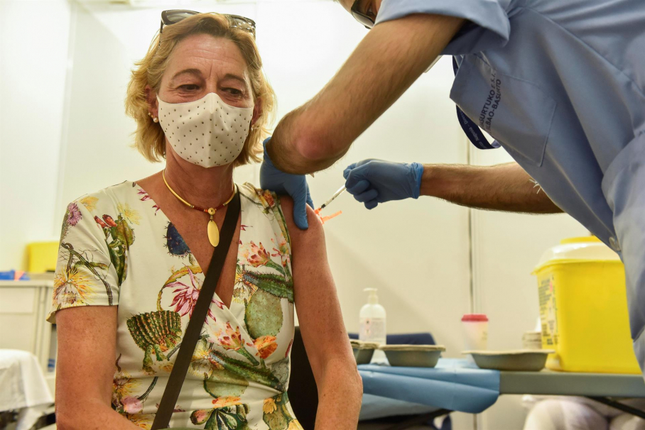 Un sanitario inyecta este jueves en Bilbao una segunda dosis de la vacuna de Pfizer Biontech a una mujer perteneciente al grupo de entre 55 y 60 años, incluida en los colectivos de trabajadores esenciales que recibieron la primera dosis de AstraZeneca, grupo del que Osakidetza ha citado a 855 personas. 