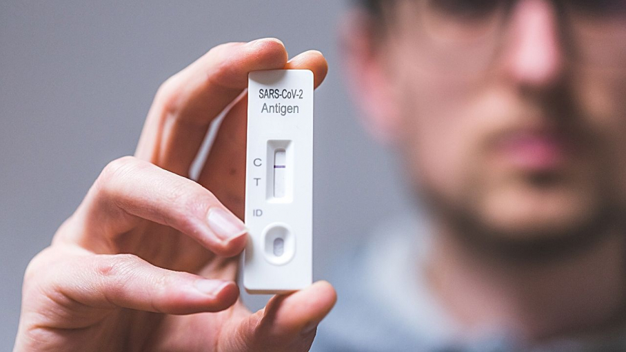 ¿Deberían venderse los test de antígenos en las farmacias?