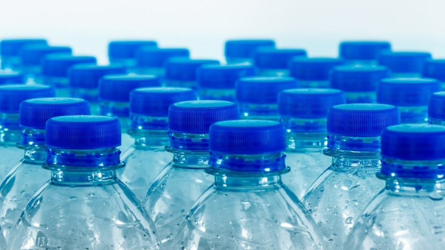 Varias botellas de agua en una planta de embotellado.