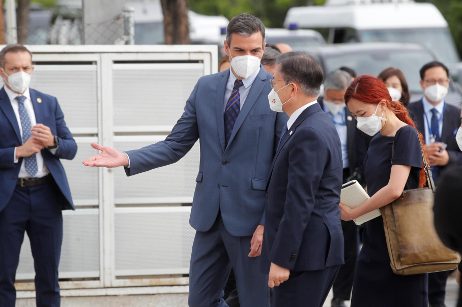 El jefe del Ejecutivo, Pedro Sánchez, saluda al presidente de la República de Corea, Moon Jae-in (d), a su llegada al Foro Empresarial España-Corea celebrado este miércoles en la Cámara de Comercio.