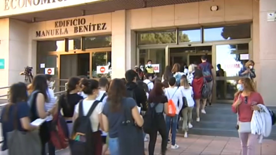 Entrada de alumnos a la prueba de la EBAU en el campus de Badajoz.