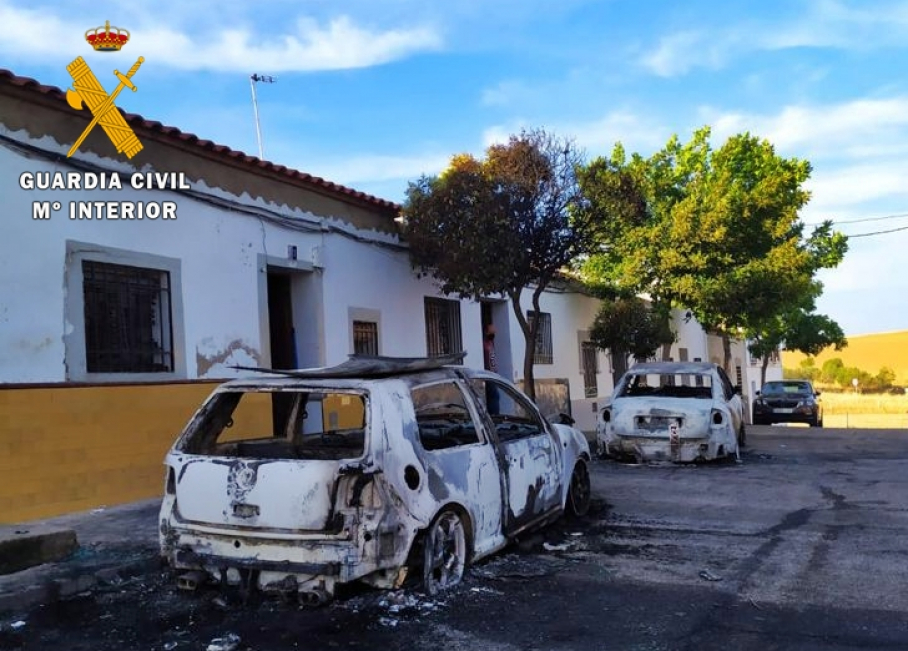Dos turismos calcinados en Fuente de Cantos.