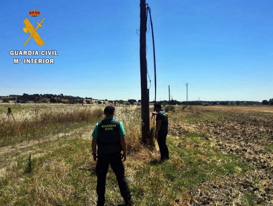 Guardia civil en el lugar donde se robó el cable de cobre