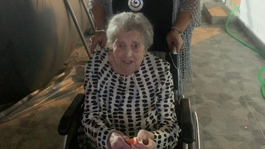 Paula, celebrando su 94 cumpleaños en compañía de su familia