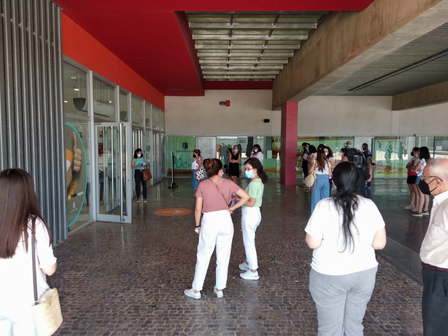 Aspirantes esperando a la entrada del examen
