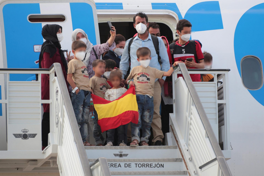 n nuevo avión procedente de Dubái con 292 personas evacuadas desde Afganistán a su llegada este miércoles a la Base Aérea de Torrejón de Ardoz (Madrid), donde han sido recibidos por la ministra de Defensa, Margarita Robles, y el jefe de Estado Mayor de la Defensa (JEMAD), Teodoro E. López Calderón.