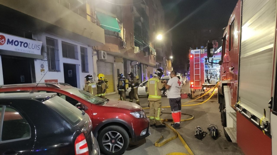 Incendio en la calle Manuel Saldaña de Badajoz