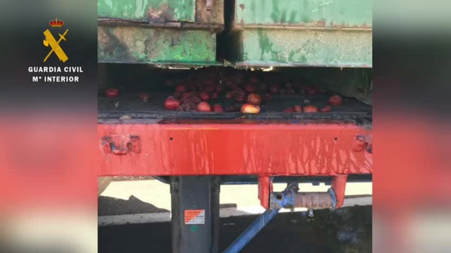 Imagen de la carga del camión con tomate en mal estado