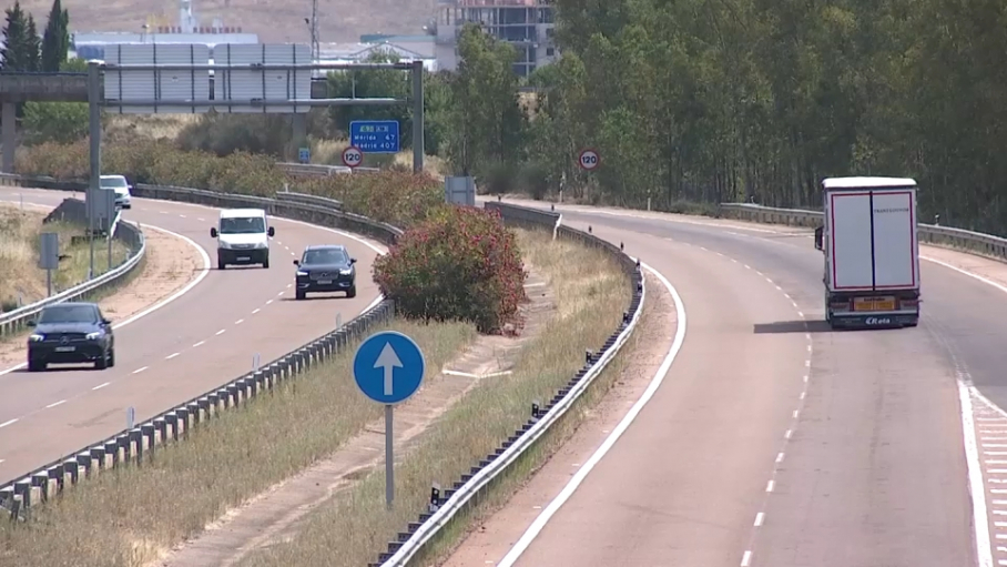 Autovía con vehículos circulando en ambos sentidos