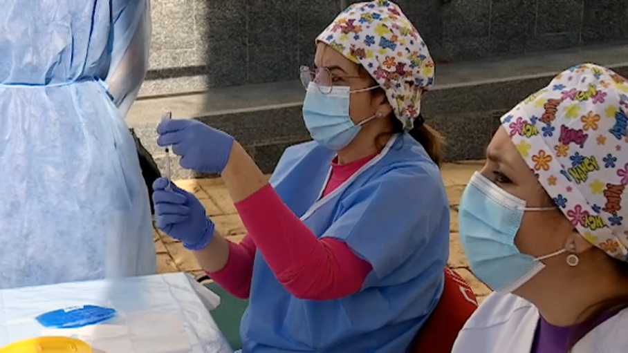 Enfermeras preparando vacunas