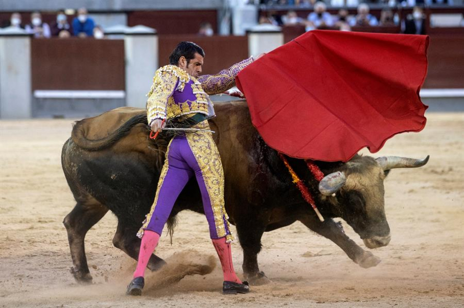 El diestro Emilio de Justo da un pase con la muleta en la plaza de toros de Las Ventas