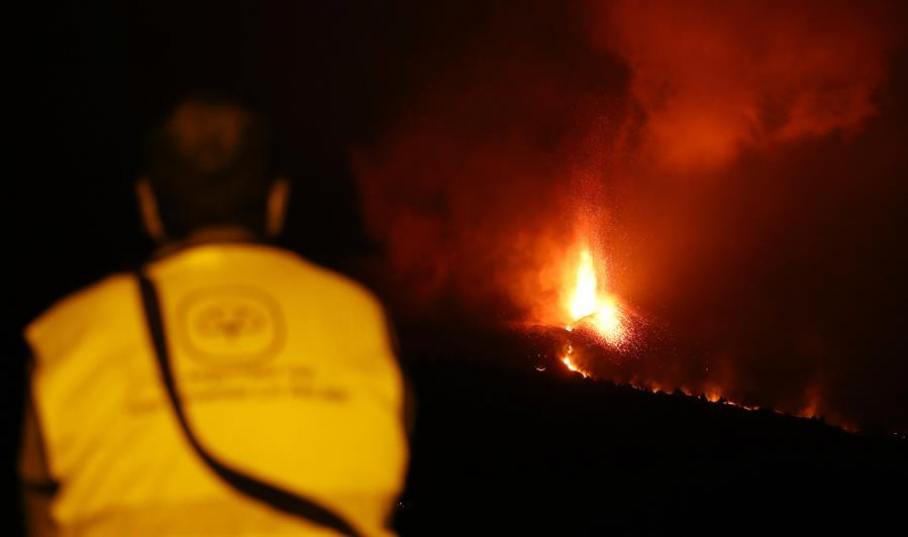 Un hombre observa la actividad del volcán de La Palma