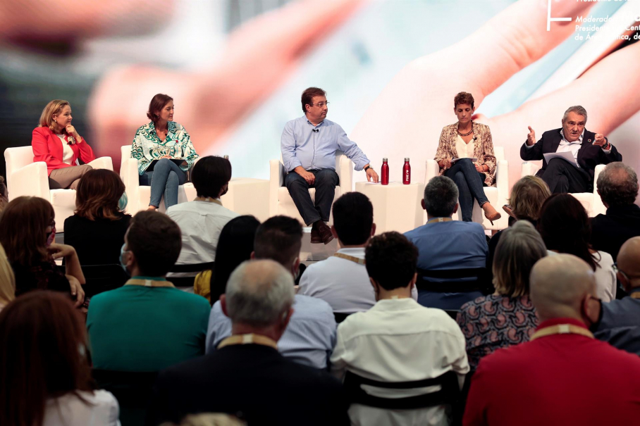 La vicepresidenta del Gobierno, Nadia Calviño (i) ,la ministra Reyes Maroto (2º i) la presidenta de Navarra , María Chivite (2º d) y el presidente de Extrmadura Guillermo Fernández-Vara. durante la mesa redonda “Avanzamos_ en Transformación Digital” que modera Manuel Escudero.(d) en la primera jornada del 40 Congreso Federal del PSOE que se celebra en Valencia