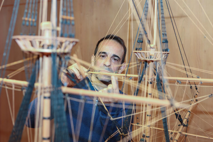 El modelista pacense Máximo Agudo posa junto a su maqueta en madera del galeón "Nuestra Señora del Juncal" a escala 1:20, hundido frente a las costas de México en 1631, este jueves en su taller en Mérida. El hundimiento del navío centrará la exposición "La búsqueda del galeón Nuestra Señora del Juncal" en el Archivo General de Indias, en Sevilla.