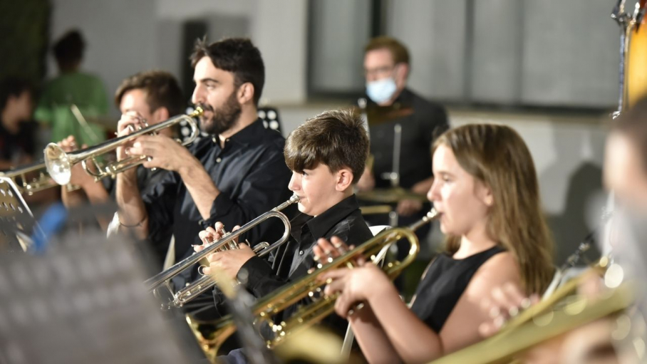 Jóvenes de la Asociación Músico-Cultural de Bienvenida interpretando obras en un concierto