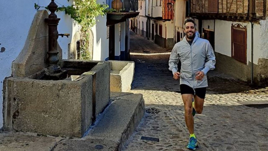 Roberto Leal haciendo deporte por las calles de Hervás