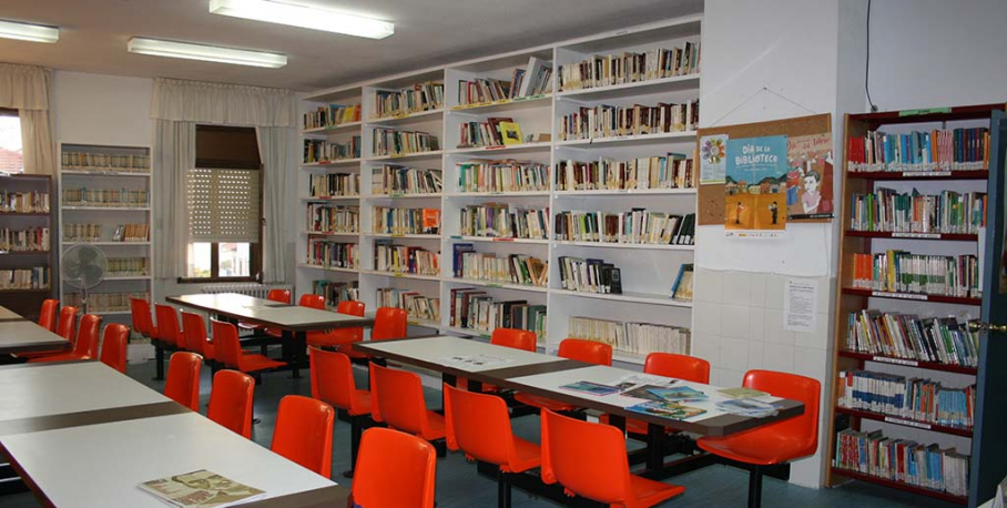 Sala principal de la biblioteca 'Rafael Alberti' de Piornal.