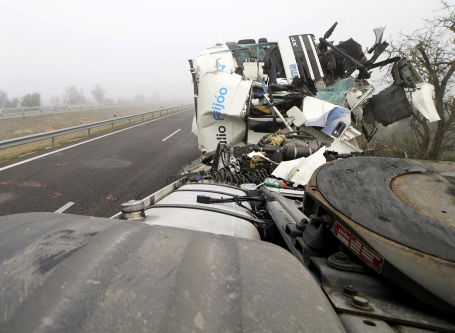 Un accidente de tráfico múltiple entre una veintena de vehículos ocurrido esta madrugada en la autopista AP-2 a la altura del municipio de Castelldans (Lleida), ha provocado el fallecimiento de tres personas -una menor de edad- y nueve heridas, una de ellas también menor de edad que se encuentra en estado crítico.