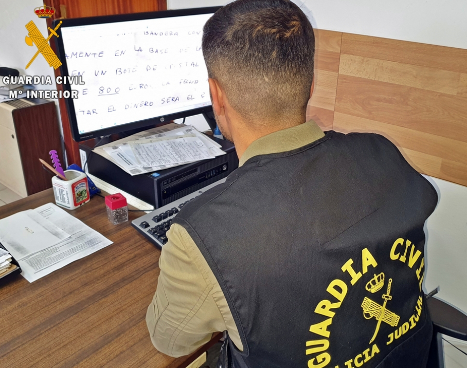 Agente investigando el caso de extorsión