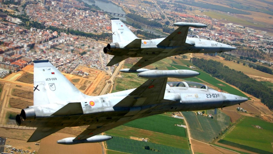 Militares realizando ejercicios de entrenamiento sobre Badajoz en una imagen de archivo