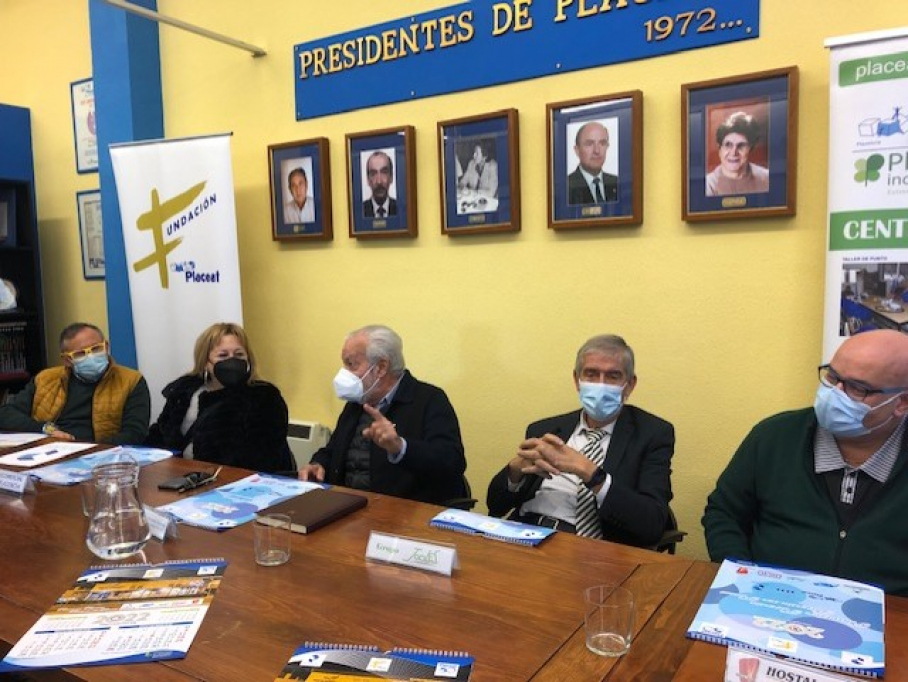 El presidente de Placeat y los mecenas que han patrocinado el calendario del cincuentenario