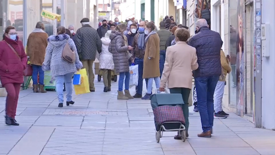 Ciudadanos paseando por la calle