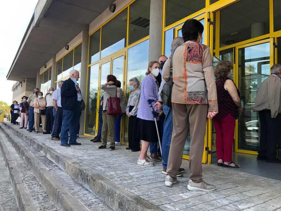 Colas para recibir la tercera dosis de la vacuna en Badajoz
