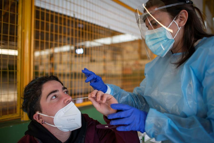 Enfermera realizando un test de antígeno