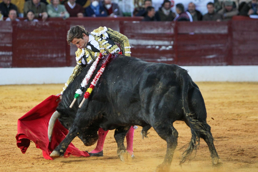 El diestro Julián López "El Juli" da una pase a un toro de la ganadería de Zaluendo, este sábado en la Feria de Olivenza, que celebra su 31 edición tras el parón de los dos años anteriores por la pandemia.