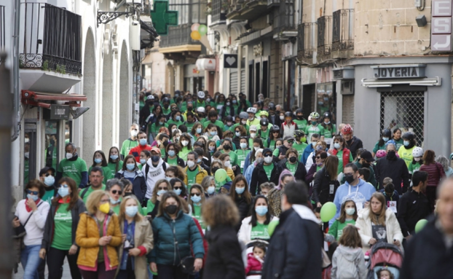 Marcha de la Asociación Española Contra el Cáncer en Cáceres