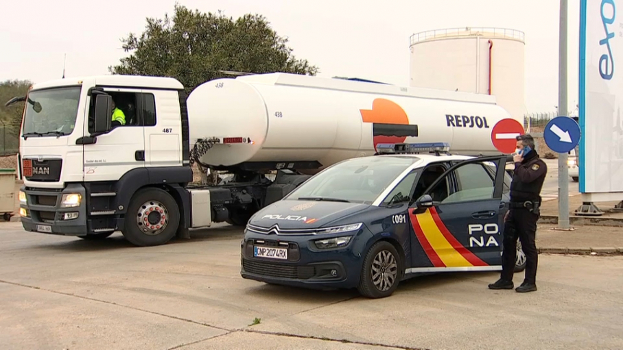 Escolta policial a un camión cisterna con suministro de gasóleo
