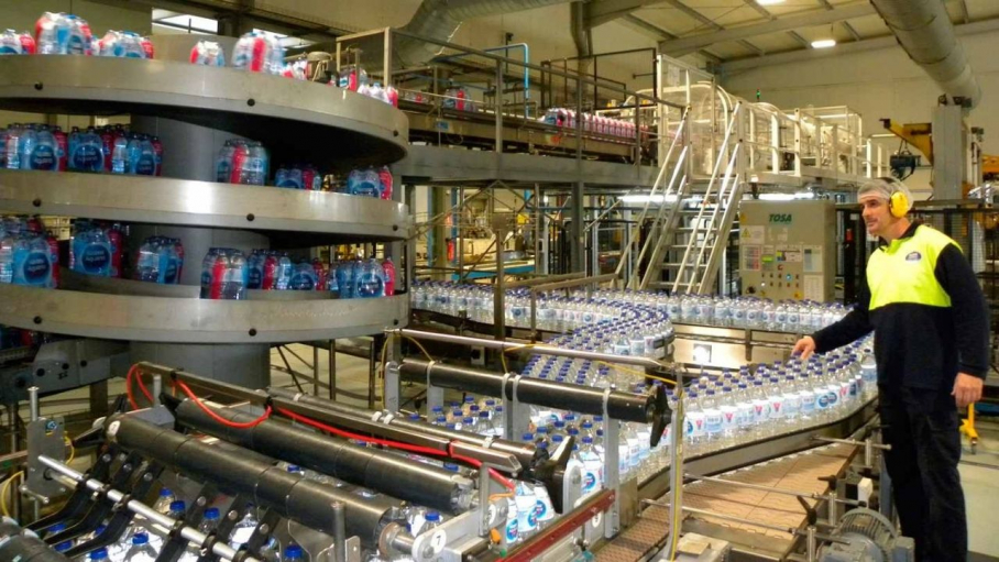 Interior de la planta embotelladora de Nestlé en Herrera del Duque